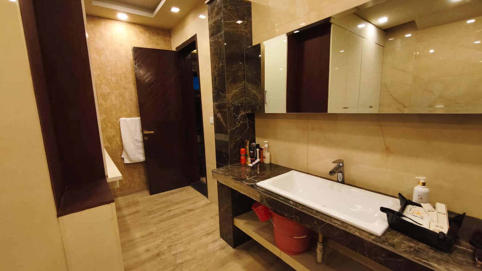 Rest Room - Private Lake House Event Venue by Homyn